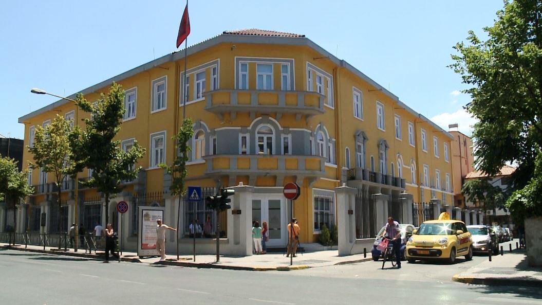 Shqiperia drejt arsimit te detyrueshem edhe per shkollat e mesme